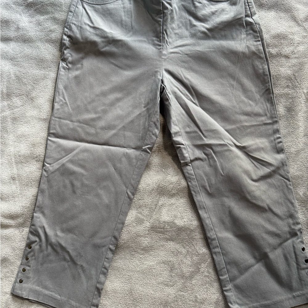 Tribal Women's Gray Cropped Pants